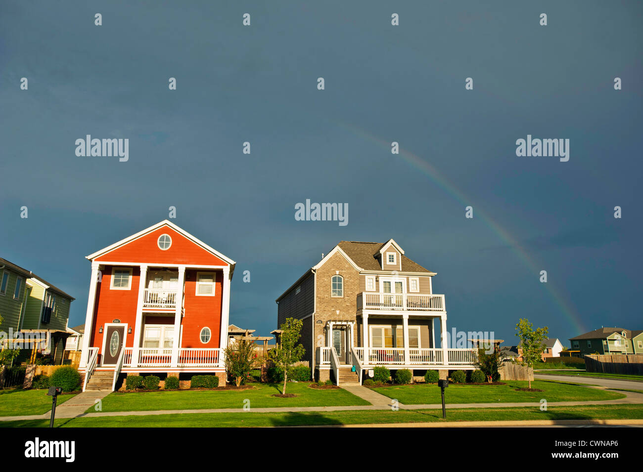 Une rangée de maisons de banlieue colorée à Fayetteville, Arkansas. Banque D'Images