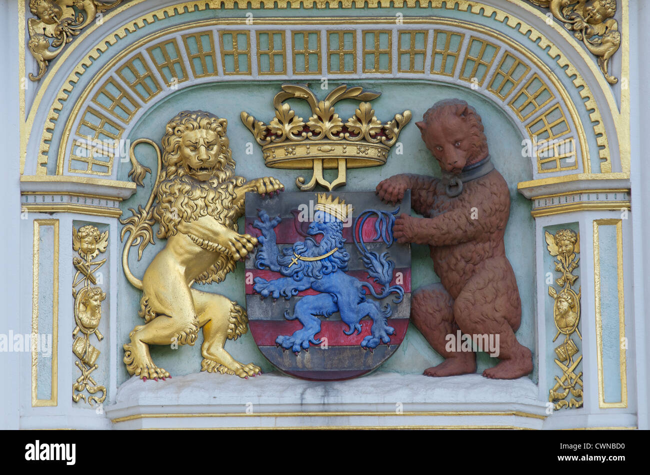 Armoiries de flamande sur l'hôtel de ville de Bruges. Le bouclier est l'indicateur des Flandres flanquée d'un lion d'or et l'ours brun. Banque D'Images