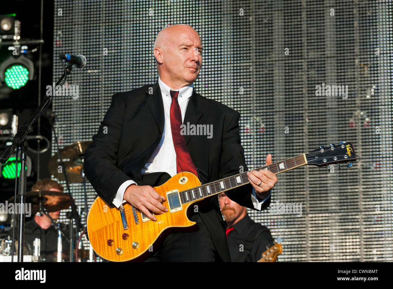 Midge Ure OBE chanteur auteur-compositeur sur la scène du Festival de rembobinage Henley on Thames 2012. Par0320 Banque D'Images