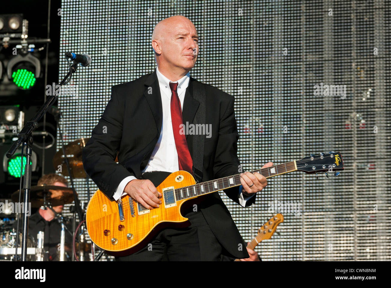 Midge Ure OBE chanteur auteur-compositeur sur la scène du Festival de rembobinage Henley on Thames 2012. Par0321 Banque D'Images