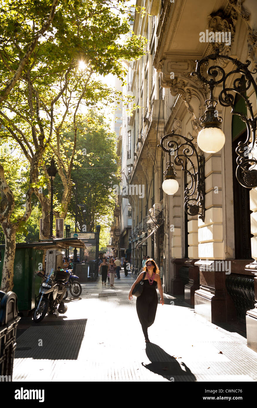 Femme marche sur l'Avenida de Mayo, Buenos Aires, Argentine. Banque D'Images