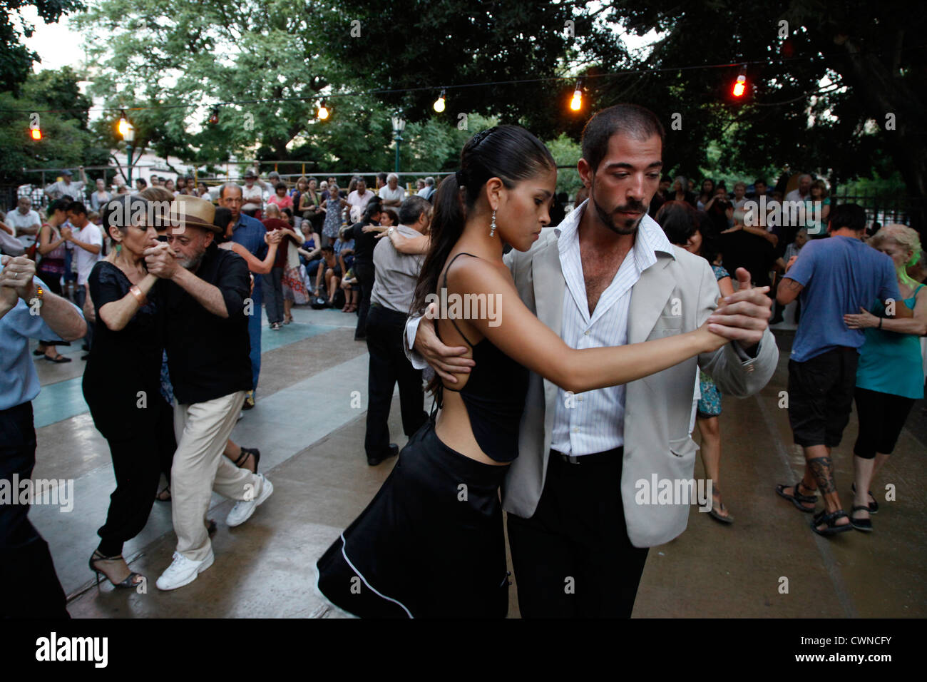 Les gens danser le tango sur la Plaza Dorrego, San Telmo, Buenos Aires, Argentine. Banque D'Images