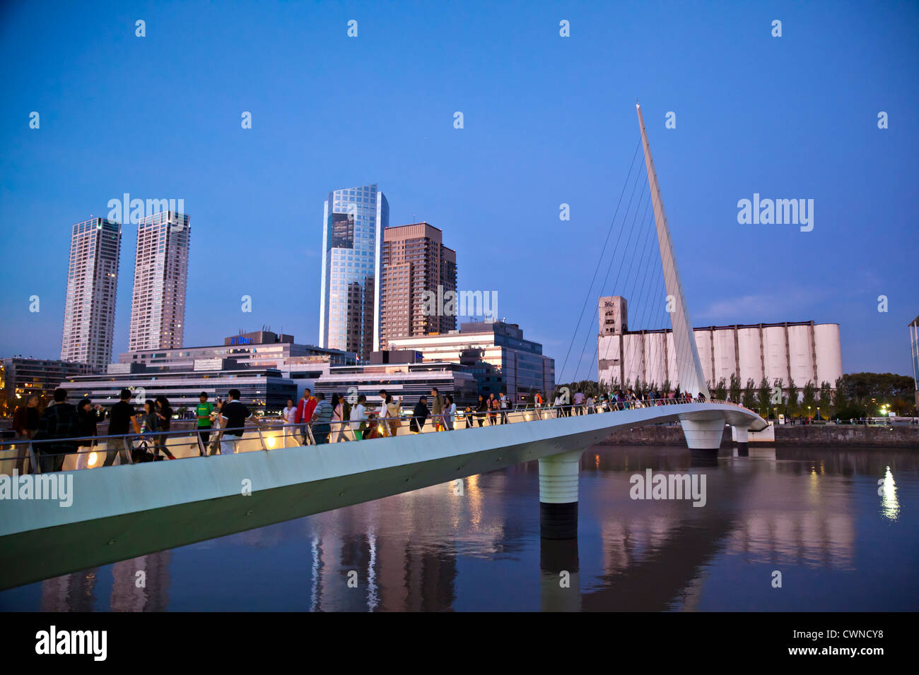 Puente de la Mujer bridge à Puerto Madero, Buenos Aires, Argentine. Banque D'Images