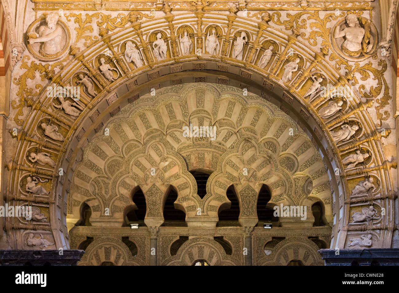Passage de musulmans religieux avec l'intérieur des reliefs chrétienne la cathédrale mezquita de Cordoue, Andalousie, espagne. Banque D'Images