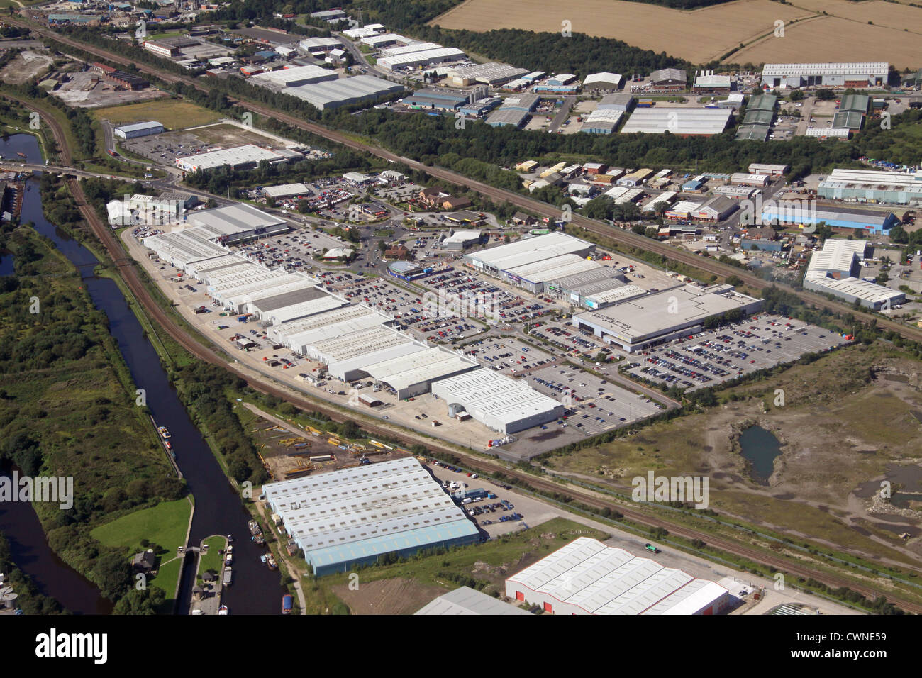 Vue aérienne de Retail World, Parkgate Shopping Centre, stade moyen, Rotherham Banque D'Images