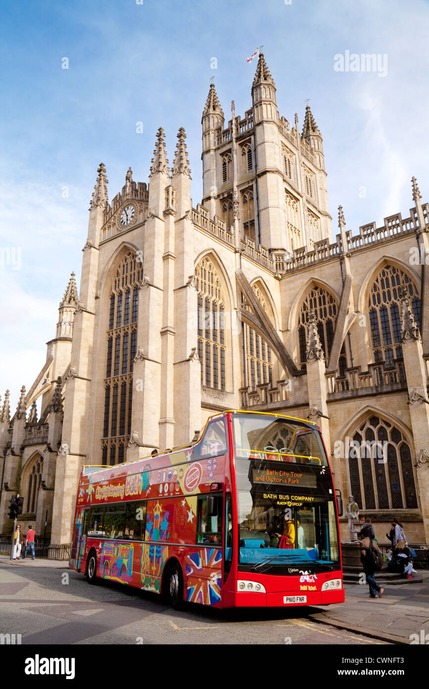 Visite de la ville de Bath et de bus à l'abbaye de Bath, un jour d'été, Somerset England UK Banque D'Images
