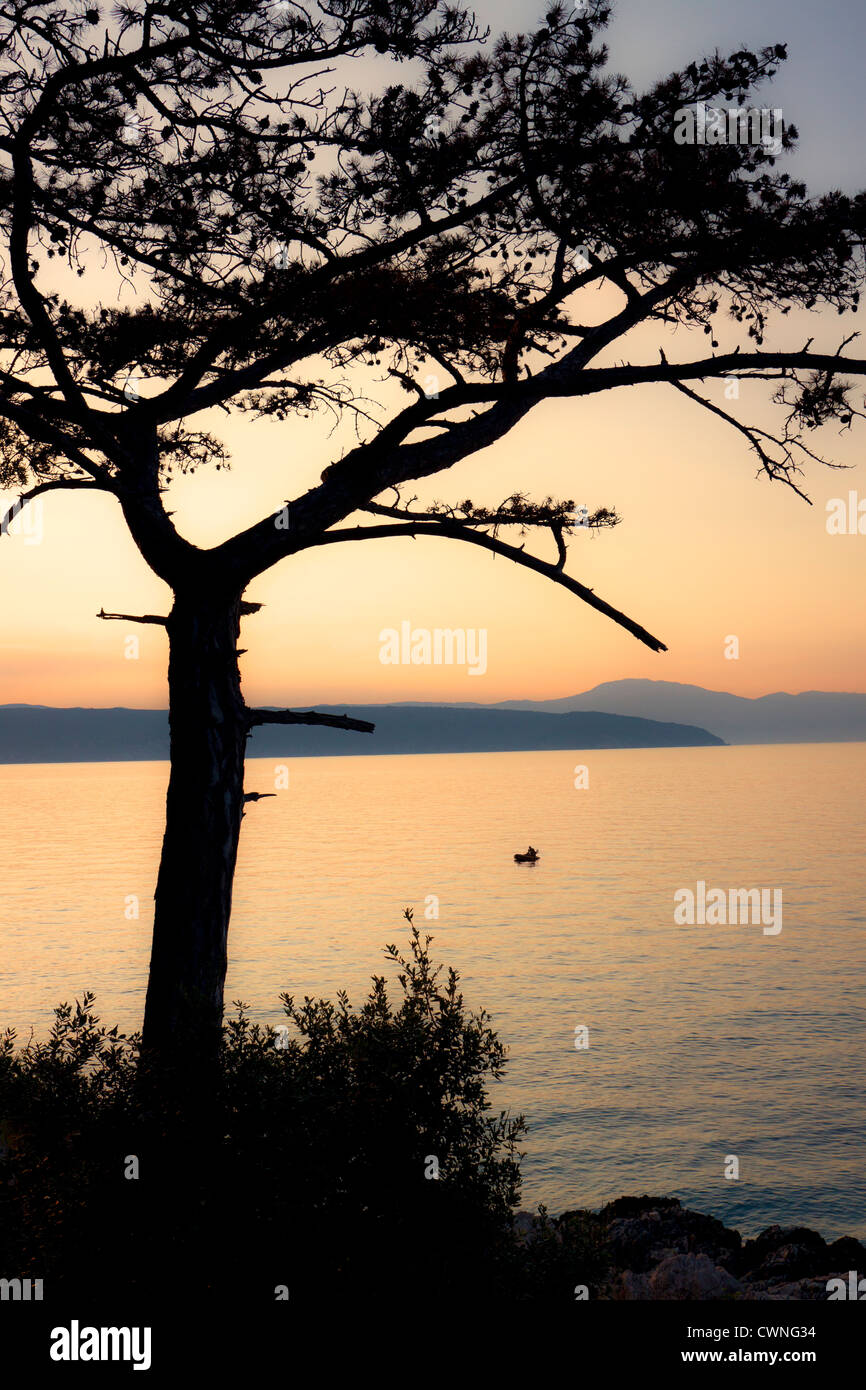 Le coucher du soleil, bateau à moteur, l'île de Krk, Croatie, Europe Banque D'Images