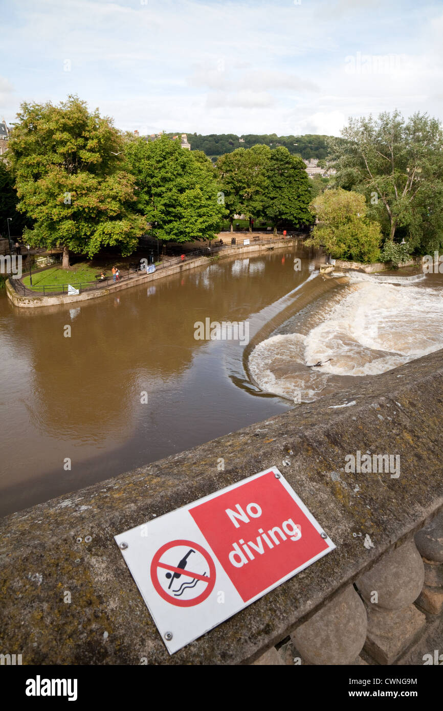 Drôle de 'non' au-dessus du signe de plongée weir, Avon, Royaume-Uni Somerset Banque D'Images