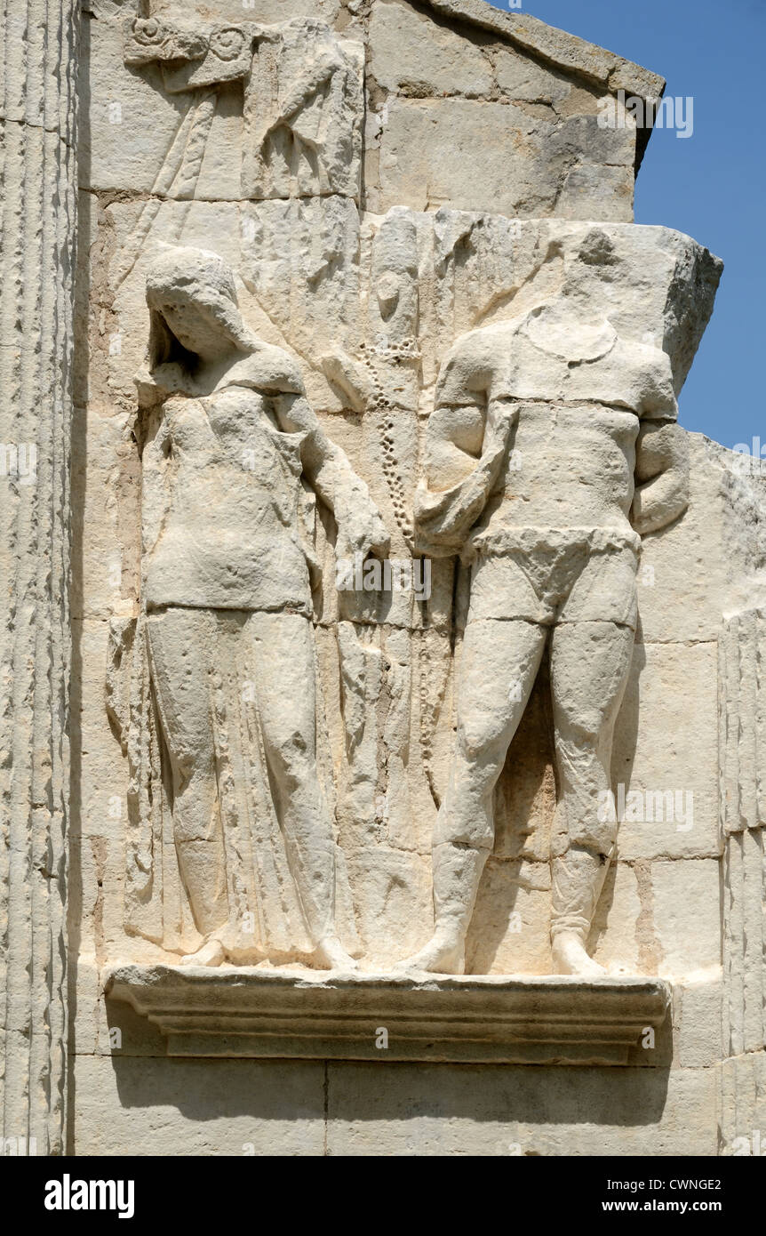 Sculpture de couple romain sur l'Arc de Triomphe, l'un des Les Antiques, Glanum Saint-Rémy-de-Provence Provence France Banque D'Images