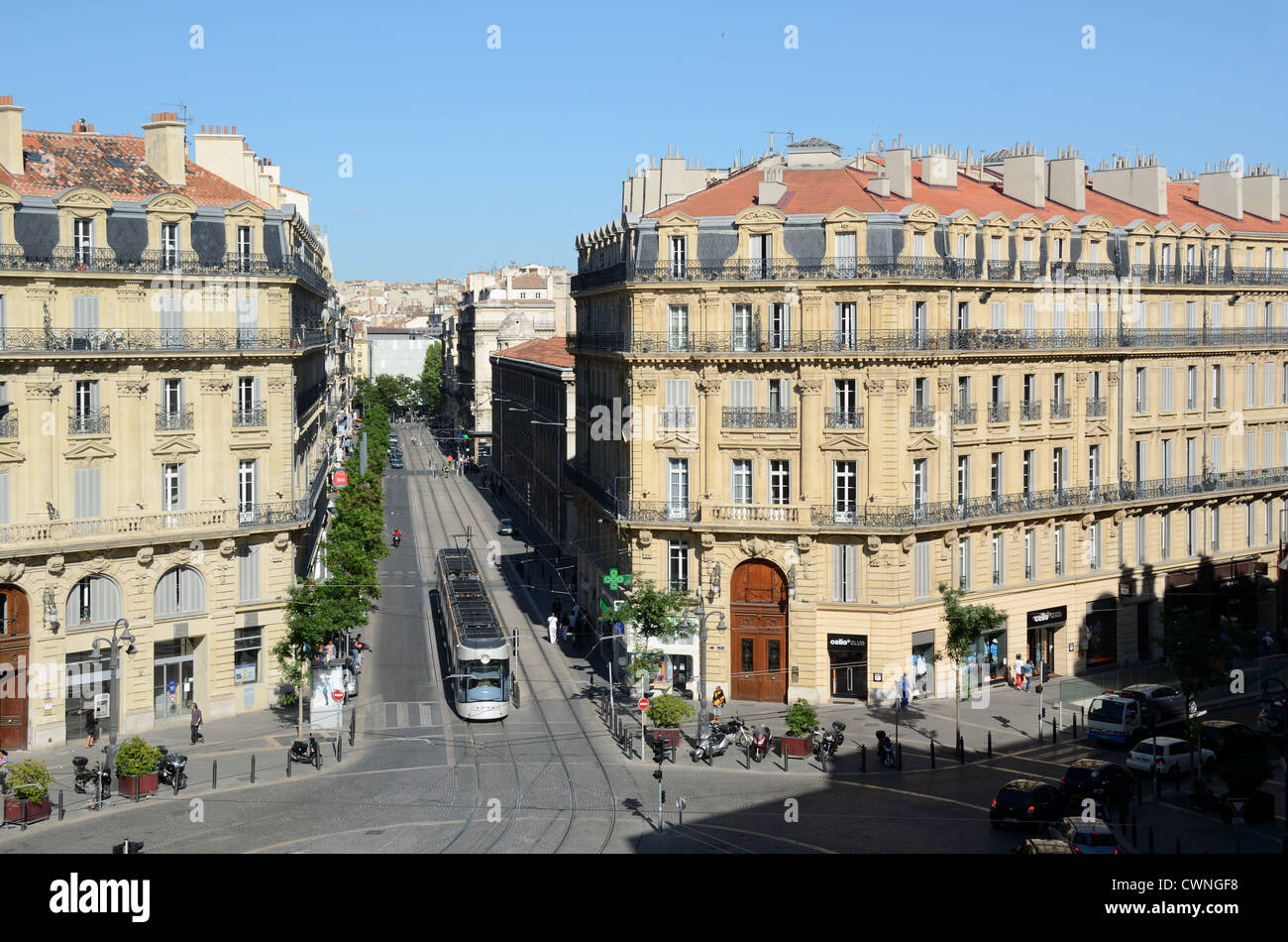 Tramway et tram le long de la rue Colbert et Rue de la République Marseille ou Marseille France Banque D'Images