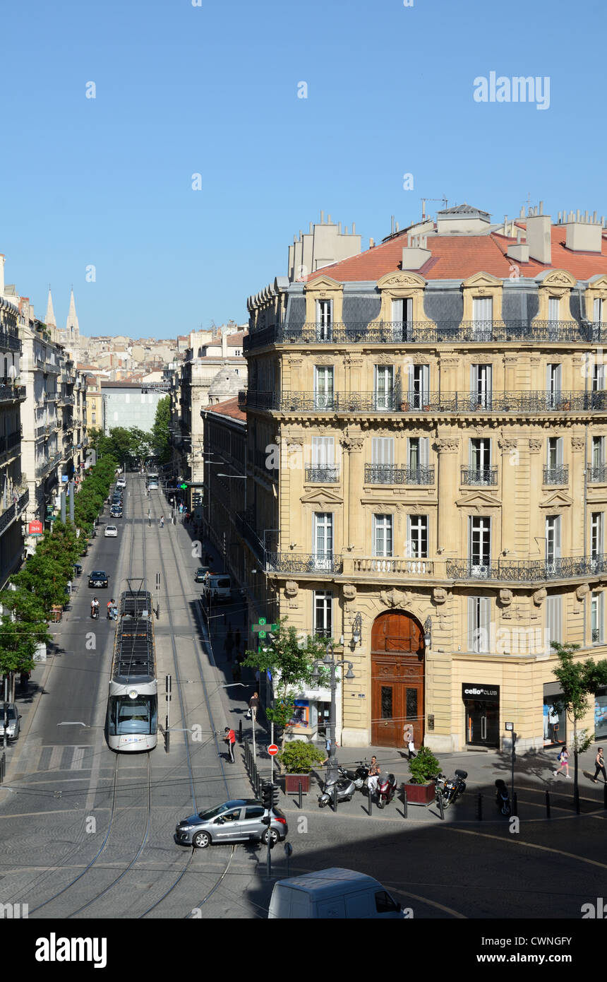 Le tramway ou le tramway sur la rue Colbert et Rue de la République Marseille ou Marseille France Banque D'Images
