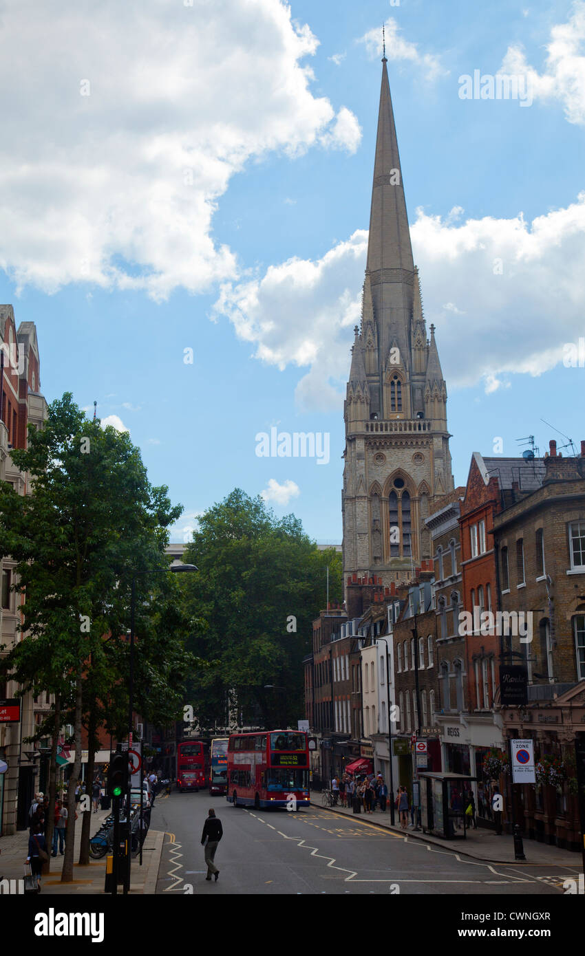 Kensington Church Street en direction de High Street Kensington avec St Mary Abbots Spire - London UK Banque D'Images