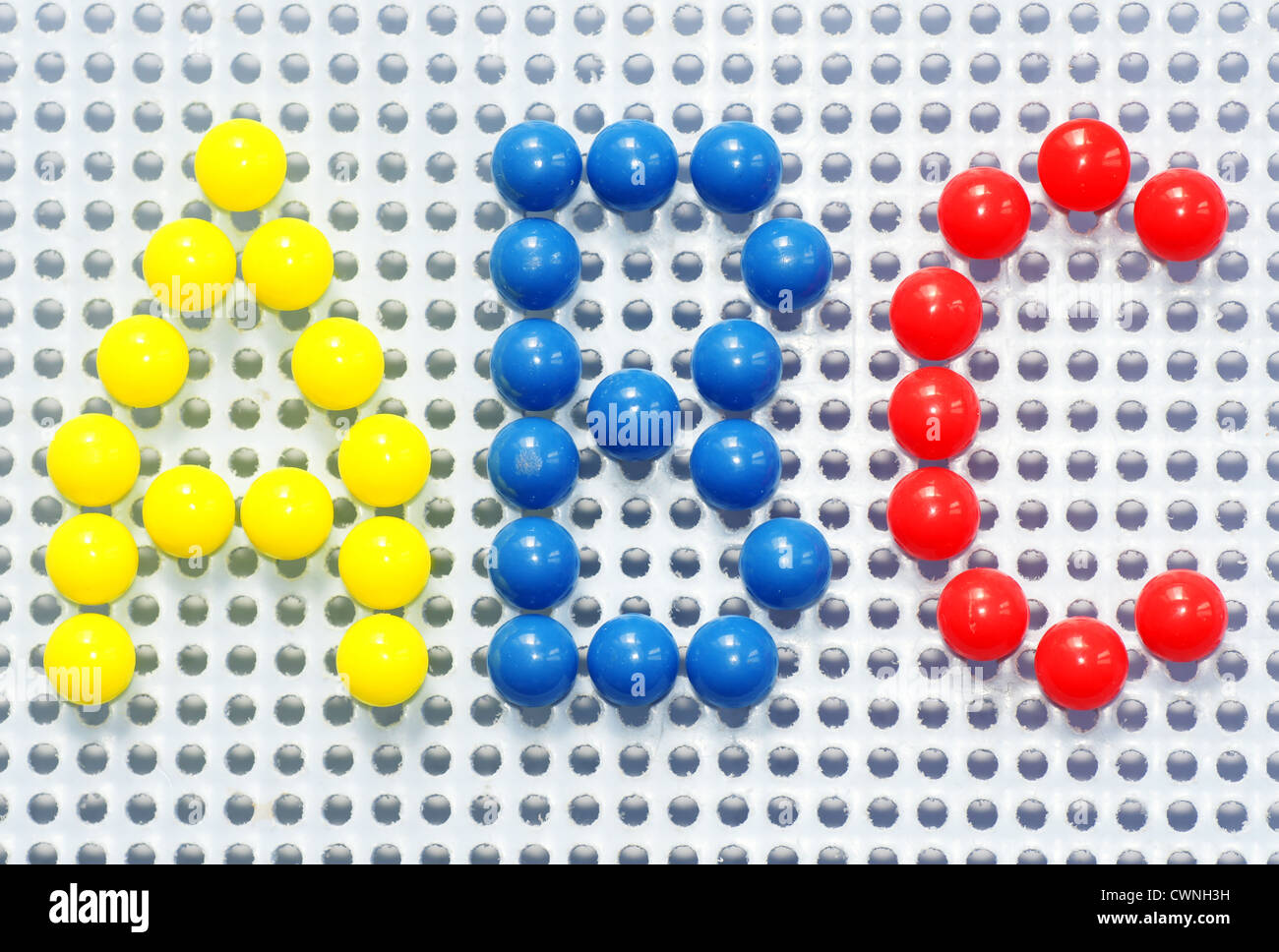 Amusant et coloré de broches de jeu enfant utilisé pour écrire A,B,C en bleu lumineux, jaune et rouge. Banque D'Images