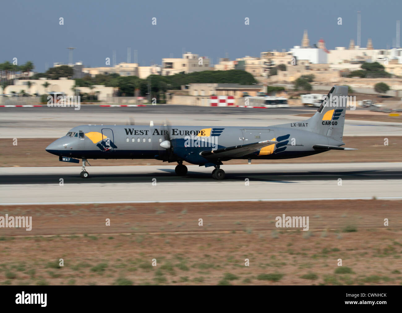 Transport de fret aérien commercial. British Aerospace ATP de cargo exploité par West Air Europe l'accélération sur la piste en quittant Malte Banque D'Images