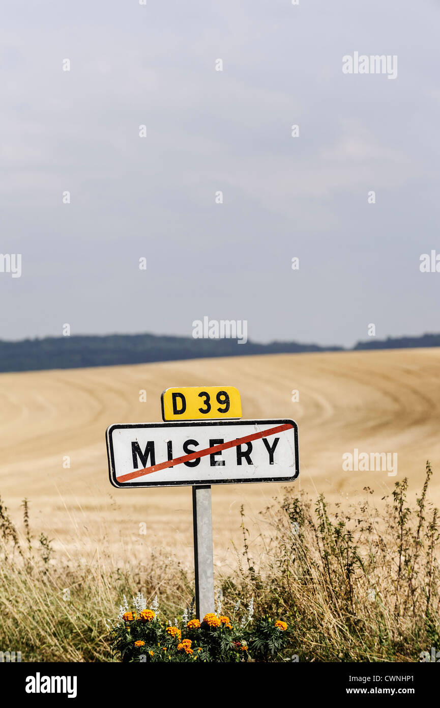 Signalisation routière pour le village de misère, Bourgogne, France Banque D'Images