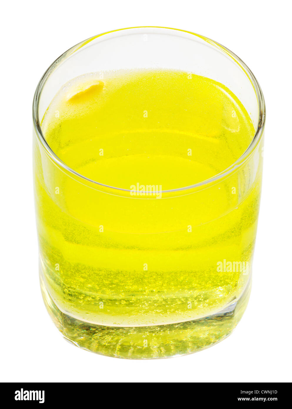Verre d'eau gazeuse jaune avec vitamine C isolé sur fond blanc Banque D'Images