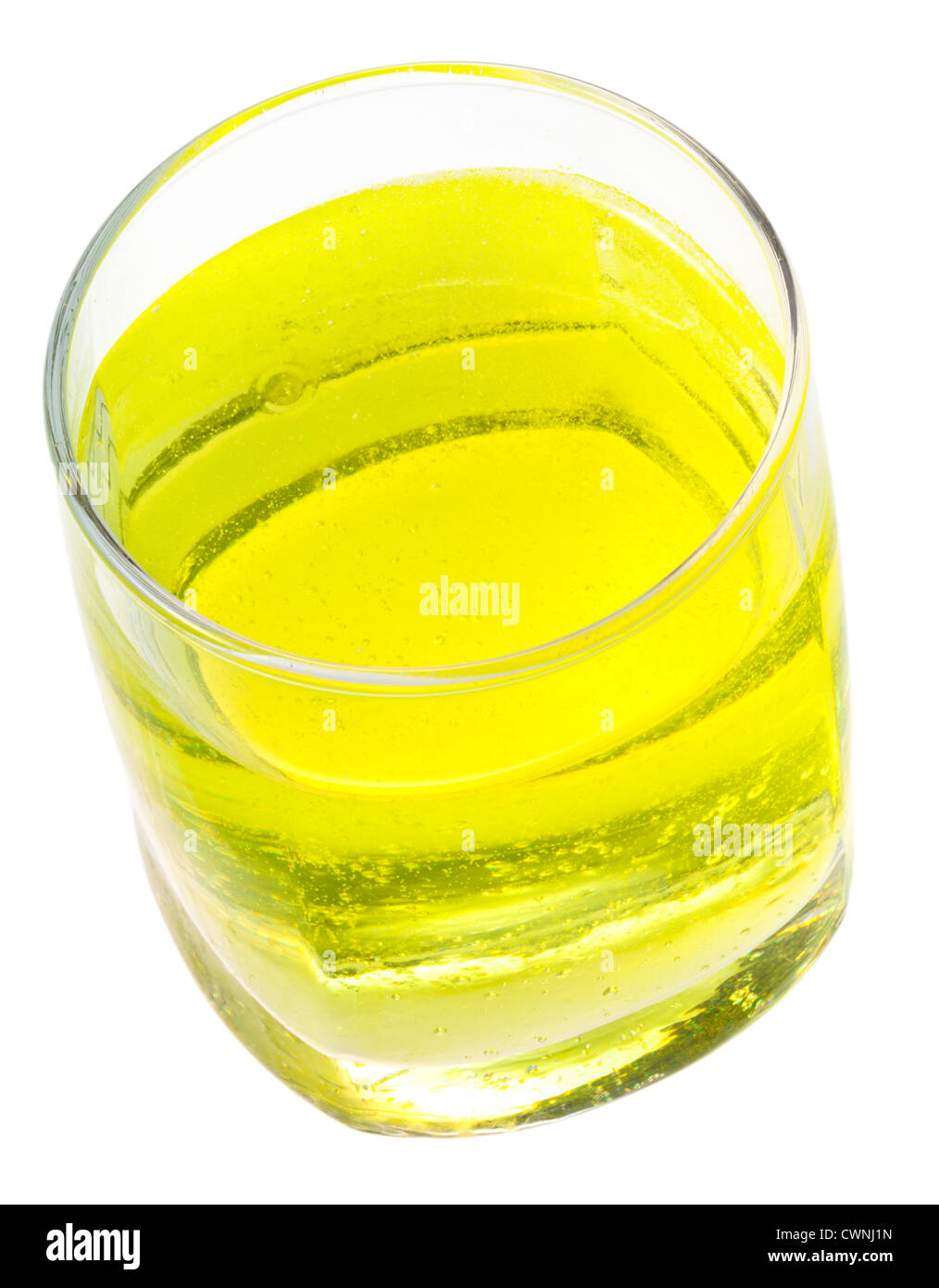 Verre d'eau gazeuse jaune avec vitamine C isolé sur fond blanc Banque D'Images