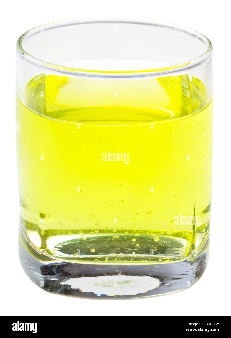 Verre d'eau gazeuse jaune avec vitamine C isolé sur fond blanc Banque D'Images