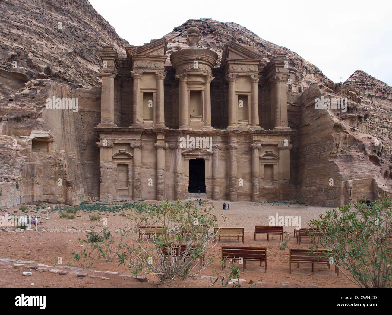 Site historique et archéologique de Petra en Jordanie, le monastère Ad-Deir ici ou sculpté dans la roche Banque D'Images