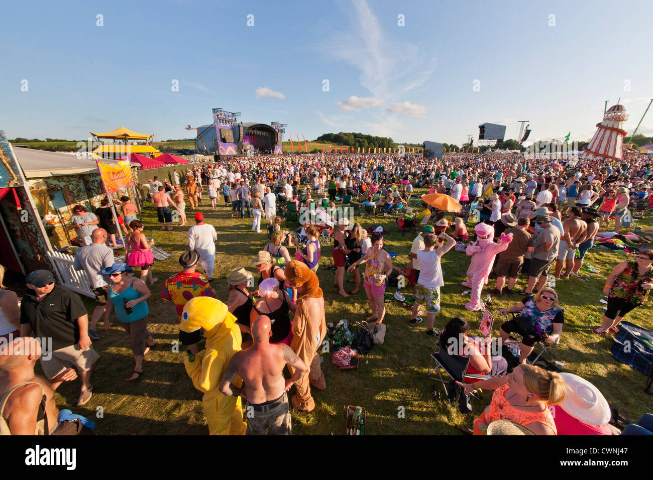 La grande foule de festivaliers en face de la scène du Festival de rembobinage Henley on Thames 2012. JMH6033 Banque D'Images