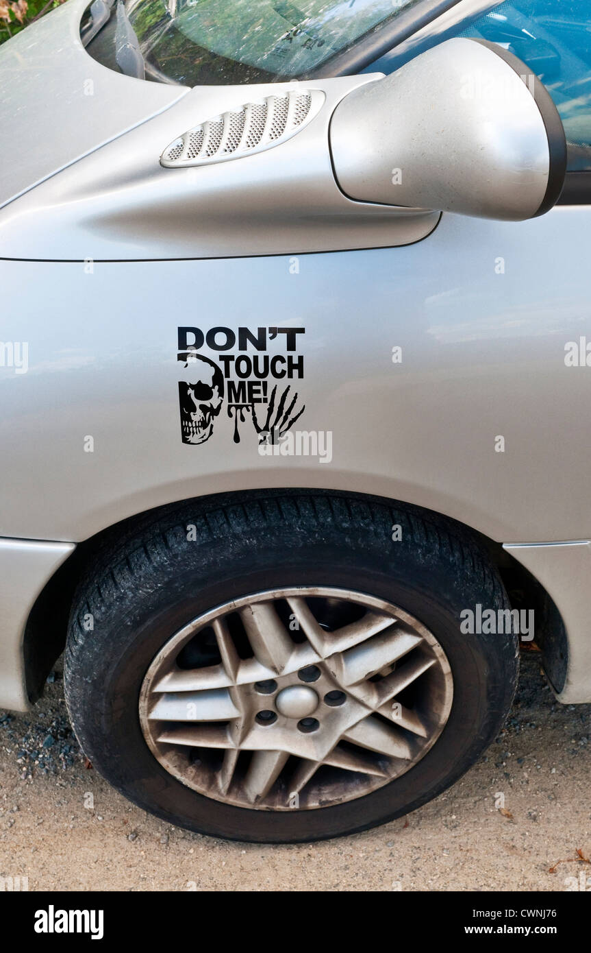 'Don't Touch Me' avertissement sur la route - France. Banque D'Images 'Don't Touch Me' avertissement sur la route - France. Banque D'Images
