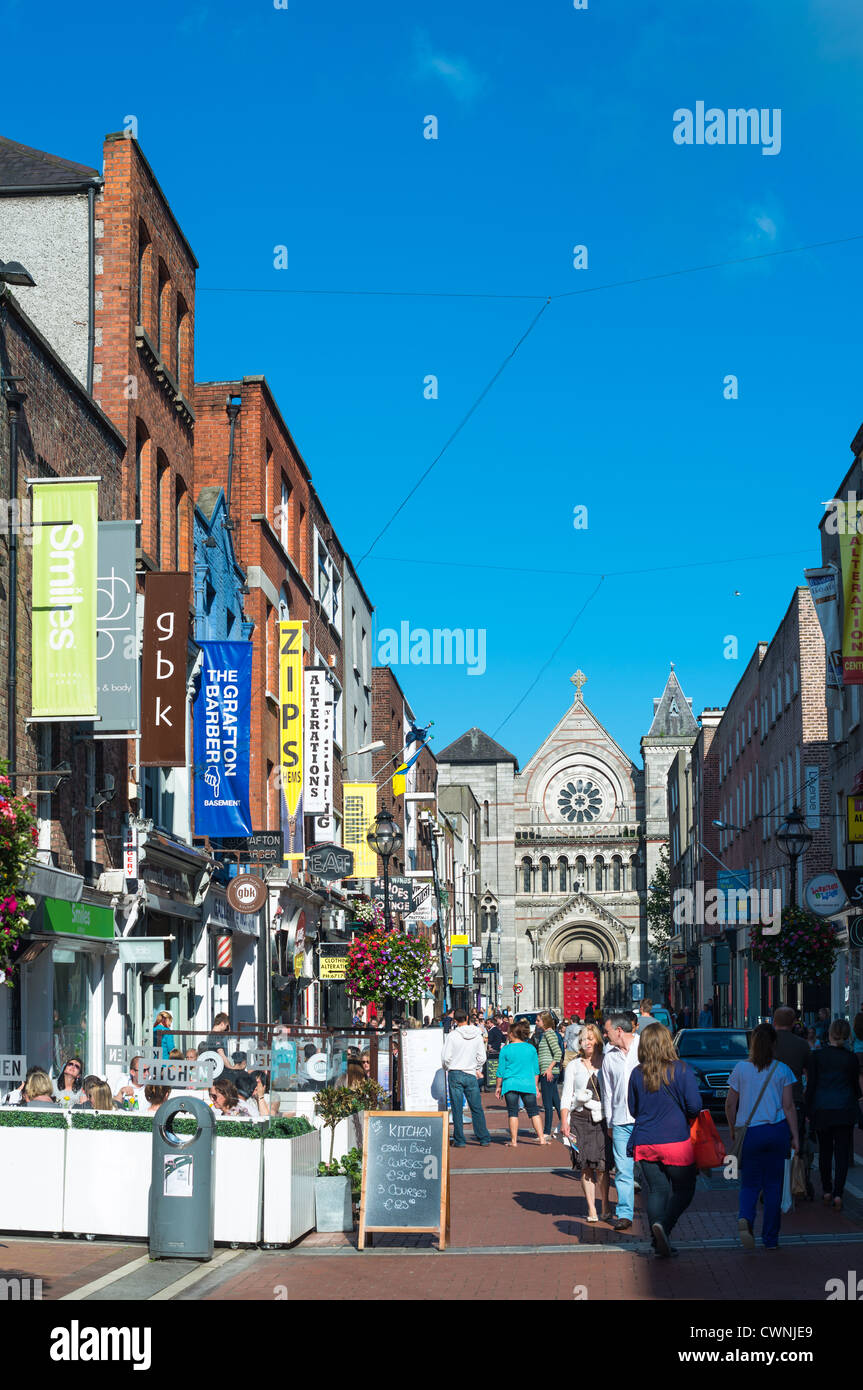 Une animation de rue Anne sud avec St Ann's Church de l'Irlande à l'arrière. Dublin, République d'Irlande. Banque D'Images