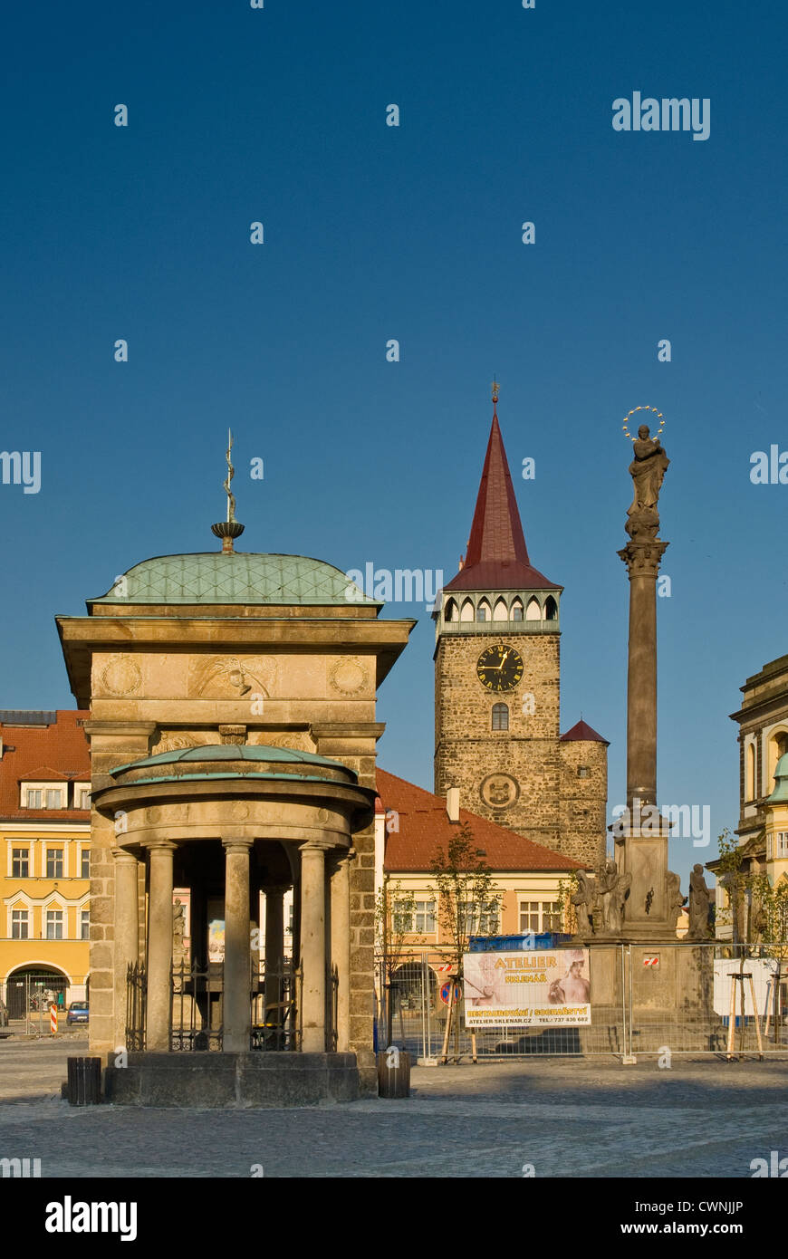 Valdicka Gate et la peste à colonne Valdštejnské náměstí en Arès dans Siracusa (région de Hradec Králové, République Tchèque) Banque D'Images