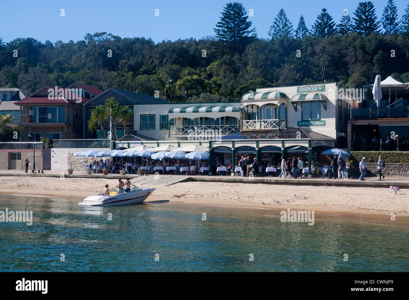 Restaurant Doyles et plage à Watsons Bay avec voile en premier plan Banlieues Est Sydney New South Wales Australie Banque D'Images