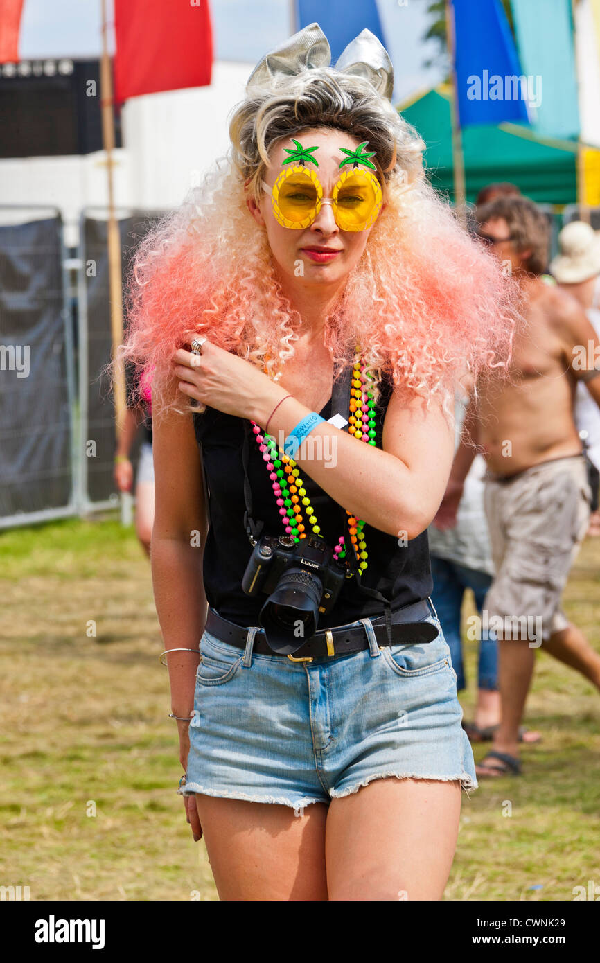 Festival festivaliers en rose femme perruque et lunettes de soleil jaune au Rewind Henley on Thames Festival 2012. JMH6048 Banque D'Images