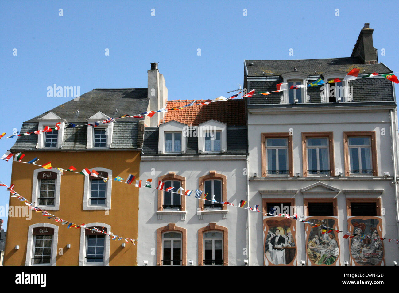 Des drapeaux et des bâtiments historiques à Boulogne, France Banque D'Images