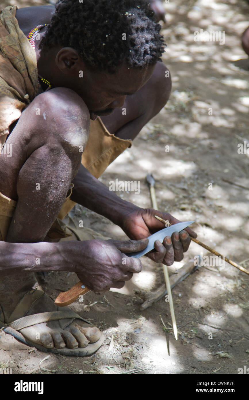 Hadza, ou, Hadzabe chasseurs-cueilleurs sont dans le centre-nord de la Tanzanie. Cette tribu est la création d'une flèche pour la chasse. Banque D'Images