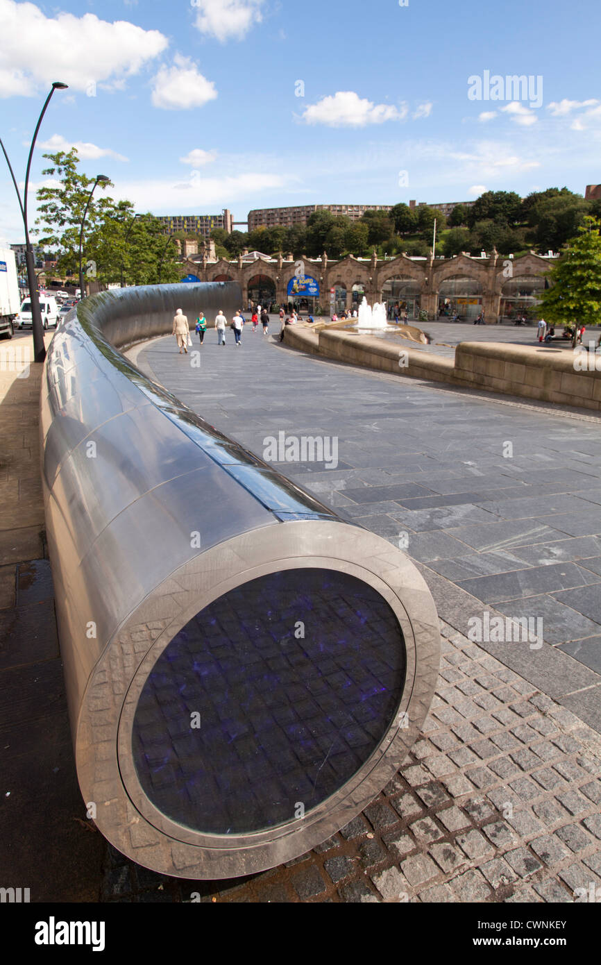 La place de la gerbe à l'extérieur de la gare de Sheffield avec le dispositif de l'eau et la fine pointe de la sculpture Banque D'Images