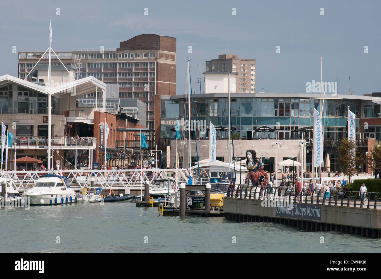 Gunwharf Quays Marina Loisirs & shopping complex England UK Portsmouth Harbour Front de Portsmouth Banque D'Images