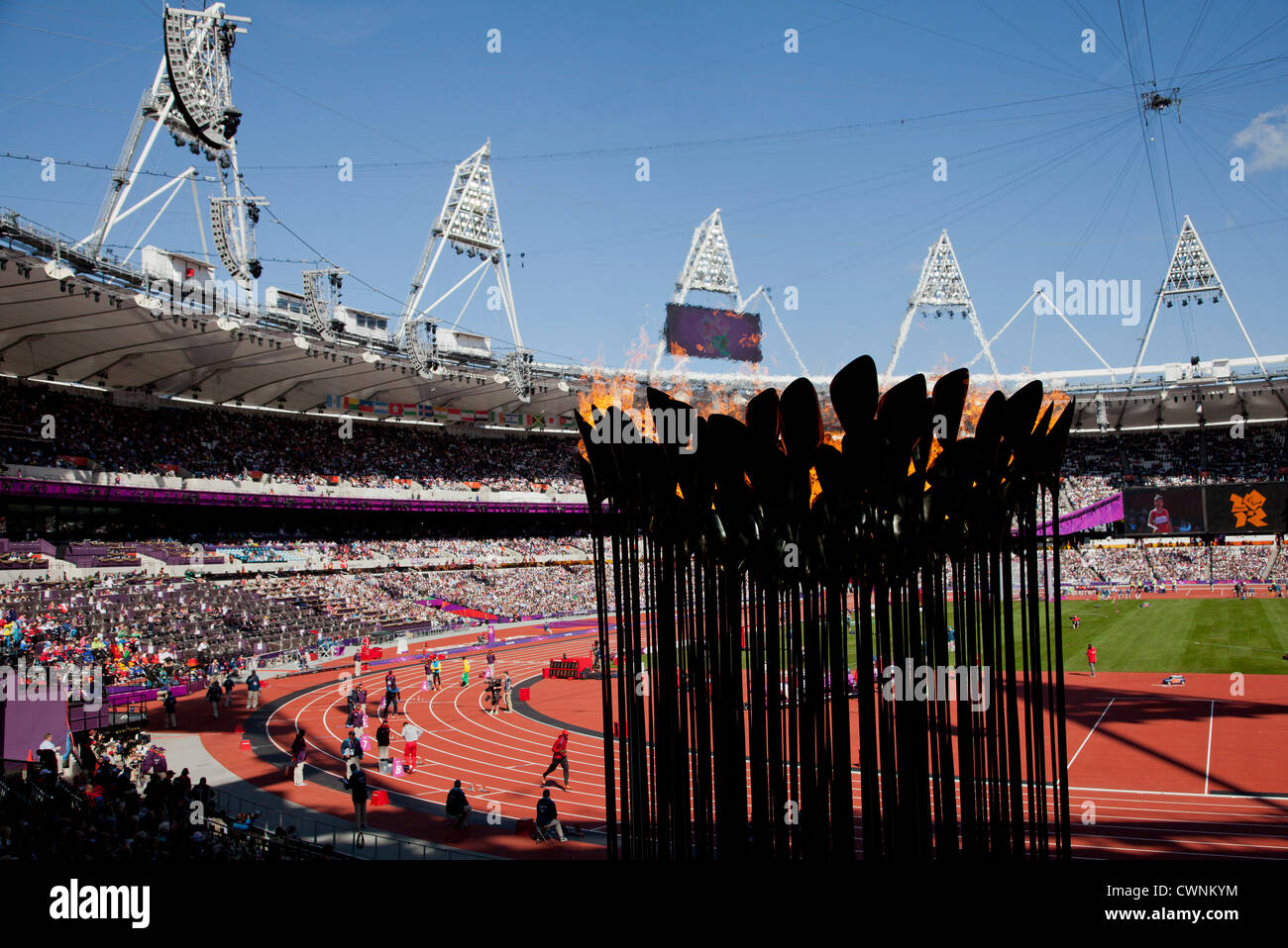 La flamme olympique au Stade olympique de 2012 à Londres durant les Jeux Paralympiques Banque D'Images