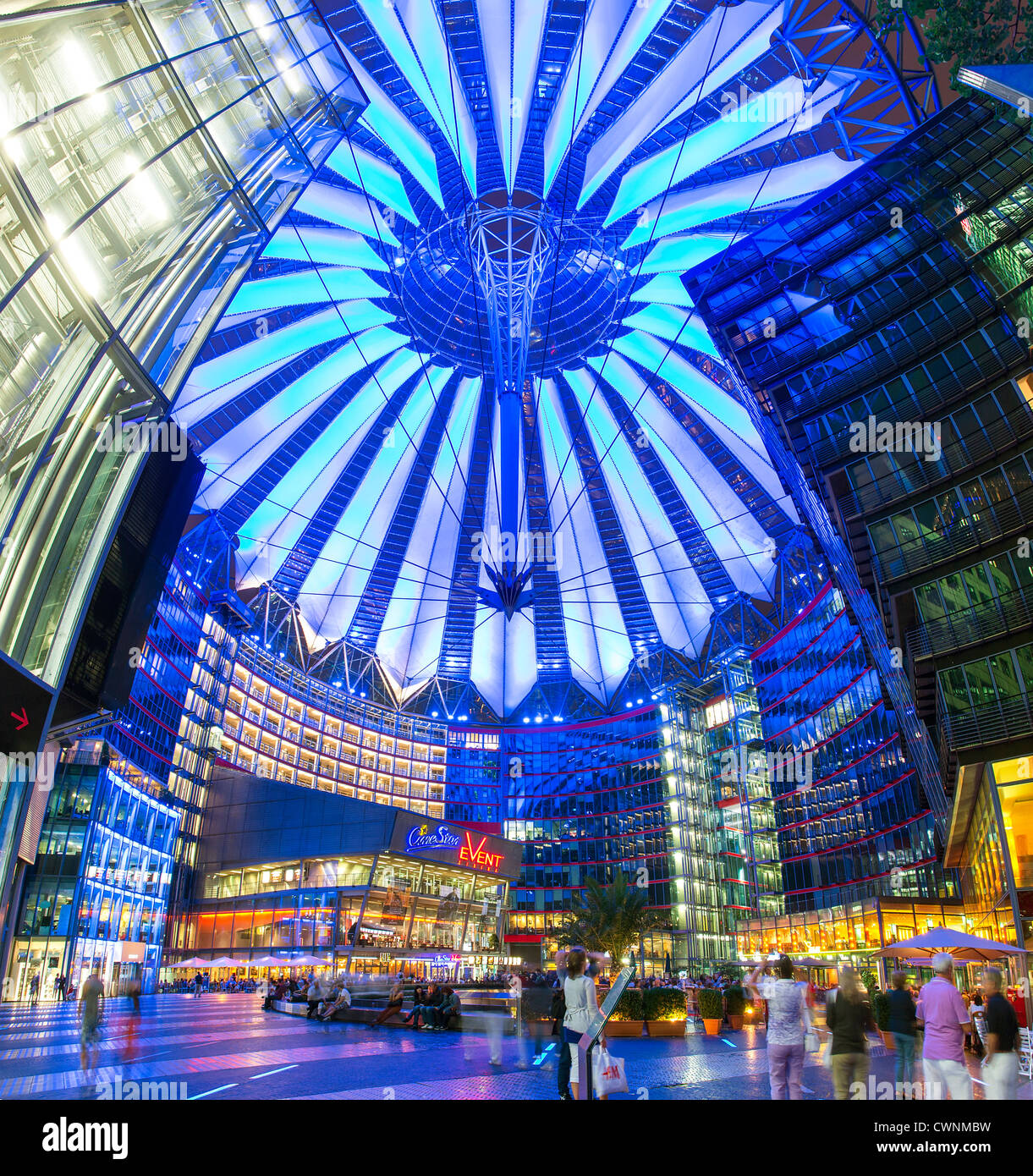 L'Europe, Allemagne, Berlin, l'auvent du Sony Center de la Potsdamer Platz Banque D'Images