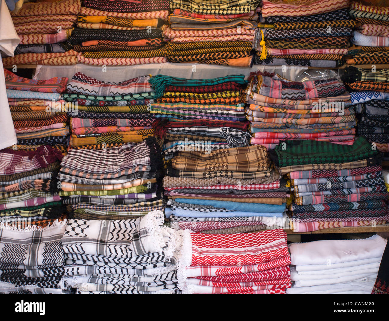 Foulards arabes bédouines dans un mélange coloré à une nette à l'extérieur d'Amman Jordanie Banque D'Images