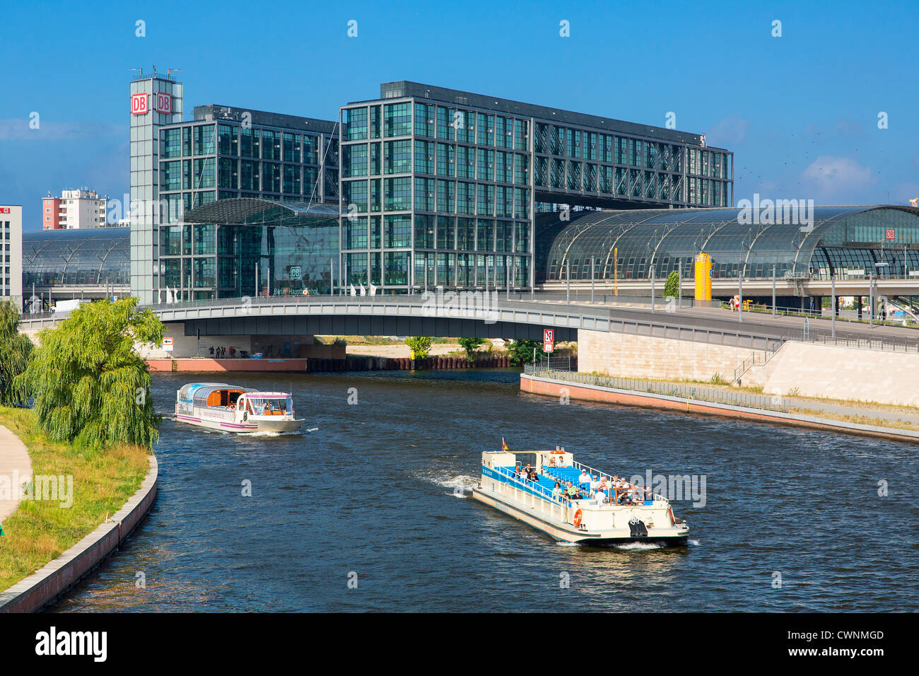 L'Europe, Allemagne, Berlin, une excursion en bateau sur la rivière Spree, dans l'arrière-plan la Berlin Hauptbahnhof (gare centrale) Banque D'Images