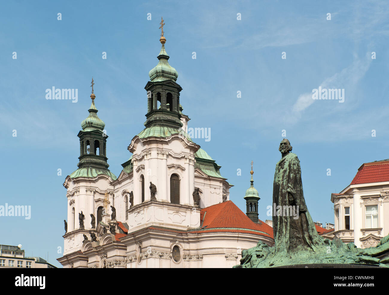 Église Saint Nicolas (Kostel Sv. Mikulase) et Jan Hus monument à la place de la vieille ville - Prague Banque D'Images