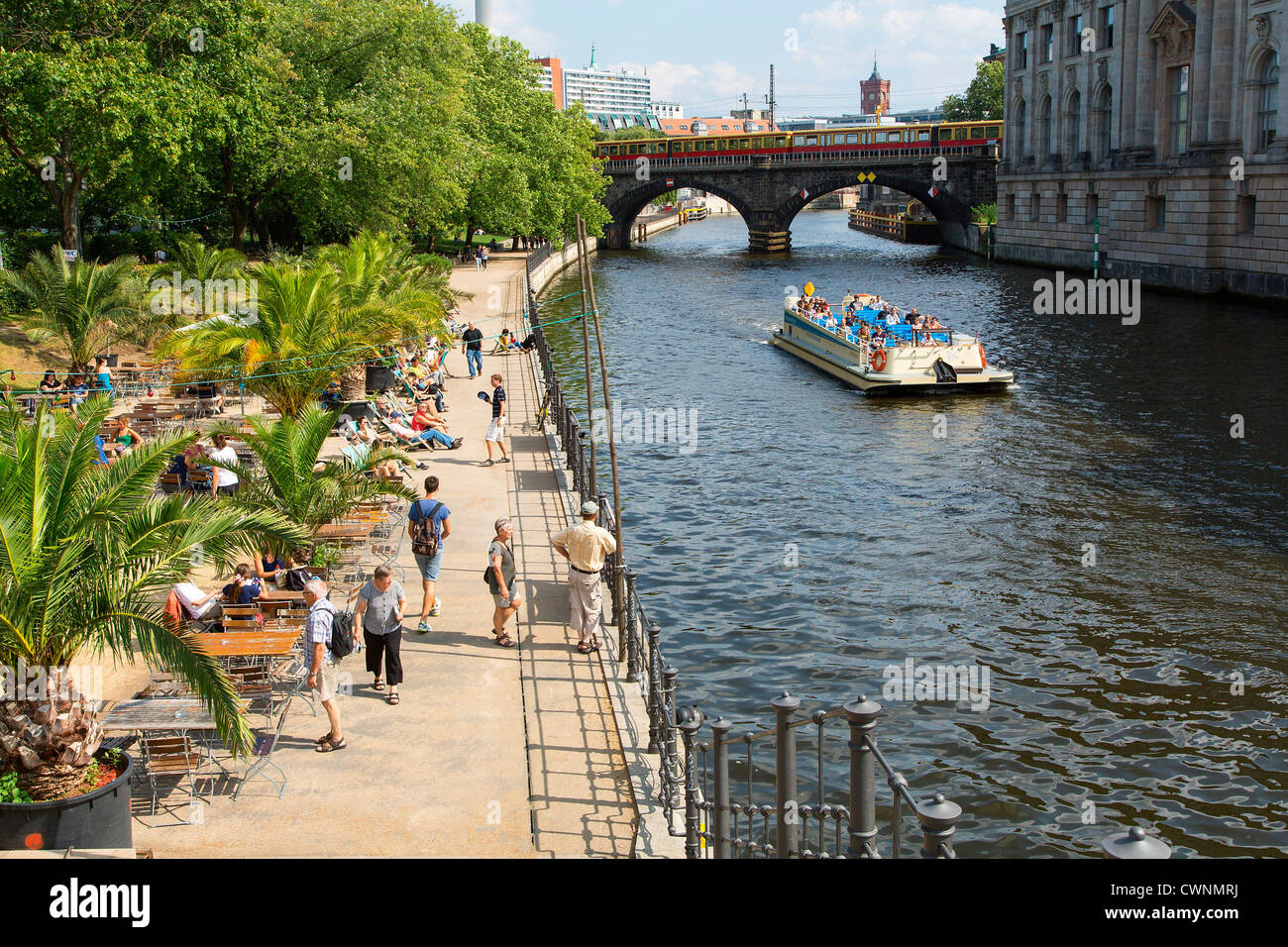 L'Europe, Allemagne, Berlin, Riverside cafe donnant sur la rivière Spree Banque D'Images