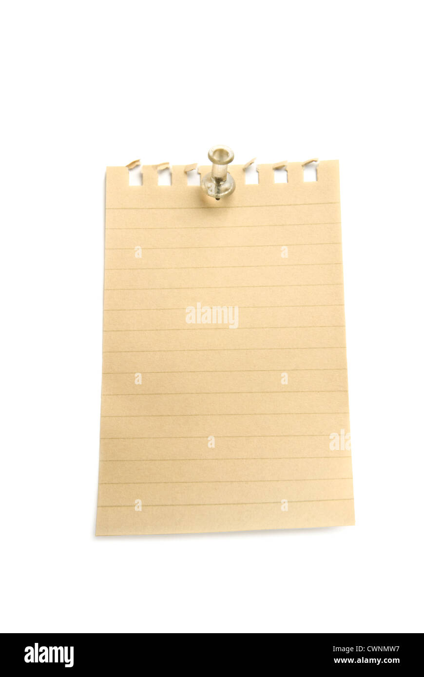 Note de papier vierge et la broche, vide, isolé sur fond blanc 100 % Banque D'Images