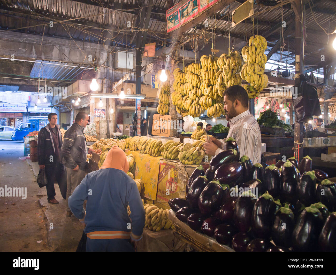 Le marché central couvert au centre-ville d'Amman en Jordanie est pleine de vie et de biens pour tous les goûts, ici l'aubergine et les bananes Banque D'Images