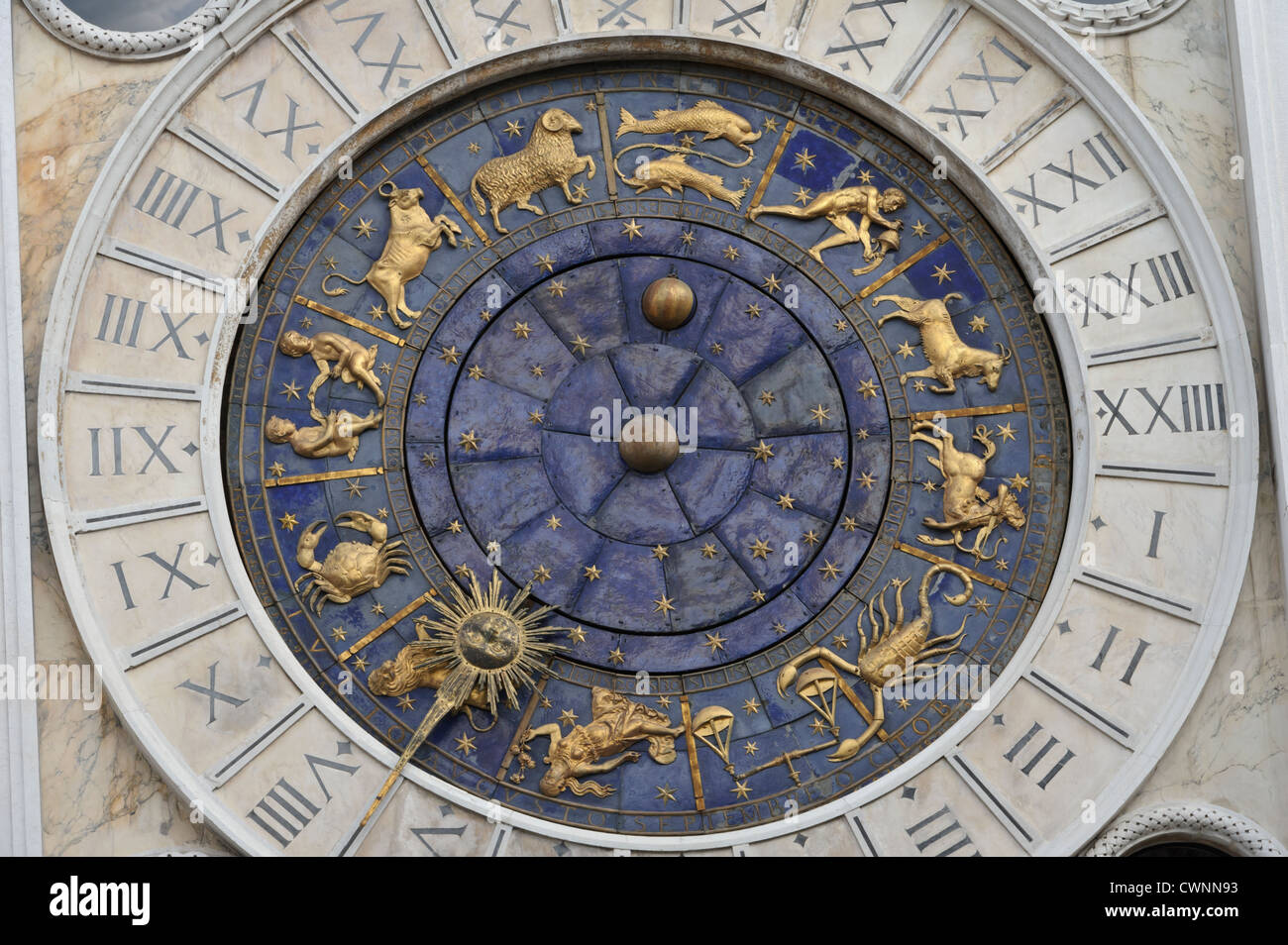 De près de l'horloge de la tour de l'horloge, Venise, Italie. Banque D'Images