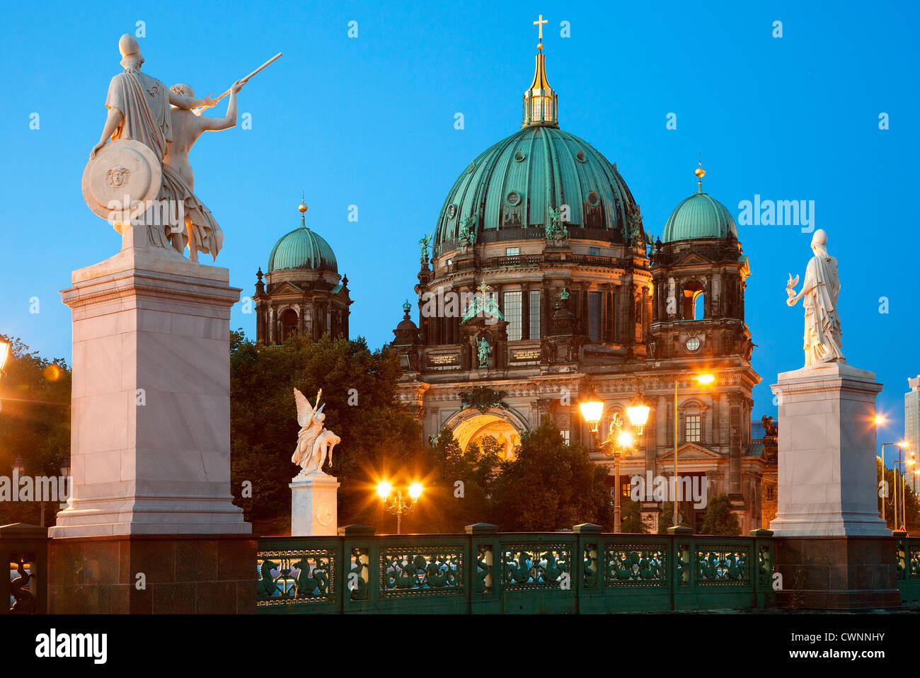 L'Europe, Allemagne, Berlin, la cathédrale de Berlin au crépuscule Banque D'Images