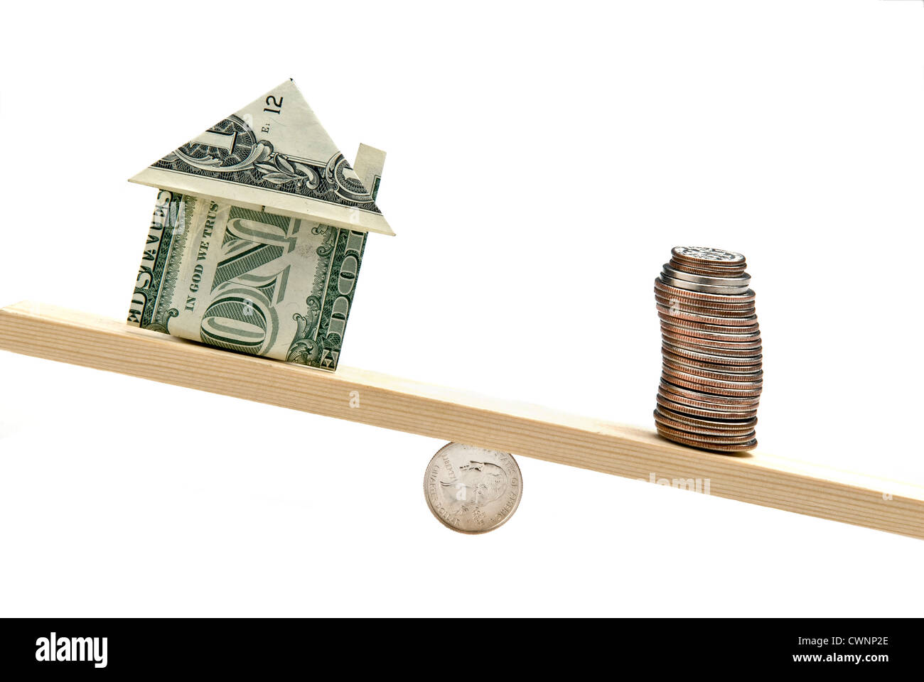 Chambre plié en forme de dollar bill et coinstack sur balançoir, isolé sur fond blanc 100 % Banque D'Images