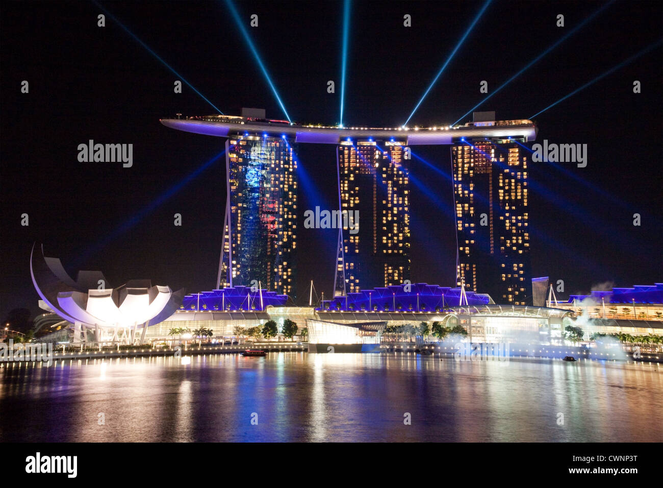 Show laser poutres apparentes de la magnifique Marina Bay Sands à Singapour. gratte-ciel de la nouveauté d'un casino et l'hôtel illuminé la nuit mise sur un spectacle Banque D'Images