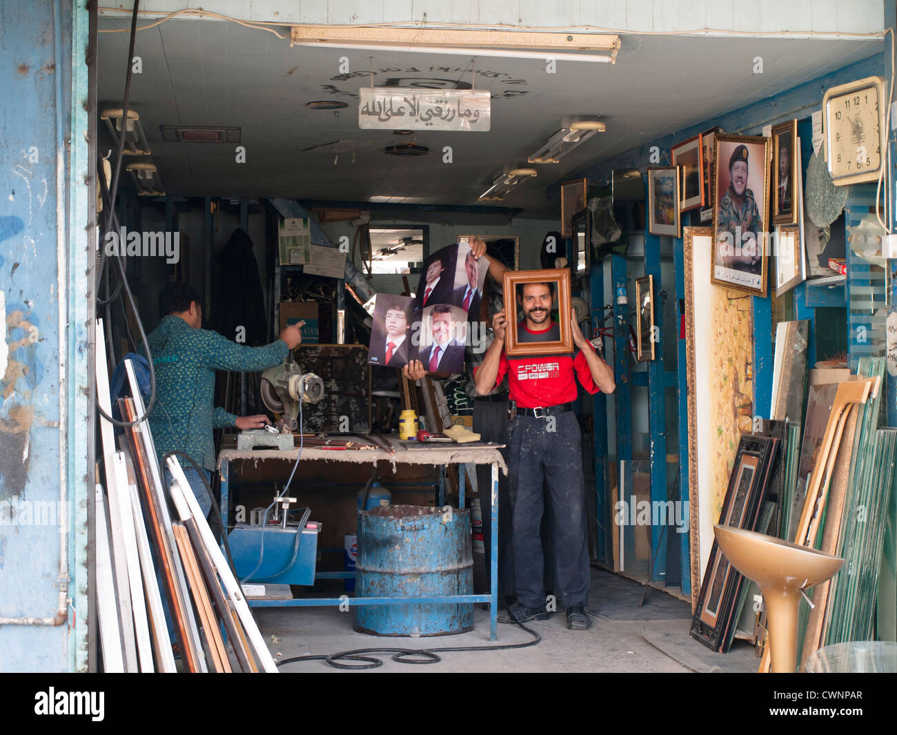 Un cadre de l'atelier les décideurs à Aqaba en Jordanie. Photos montrant des travailleurs du roi et du prince et 1artisan se plaçant dans frame Banque D'Images