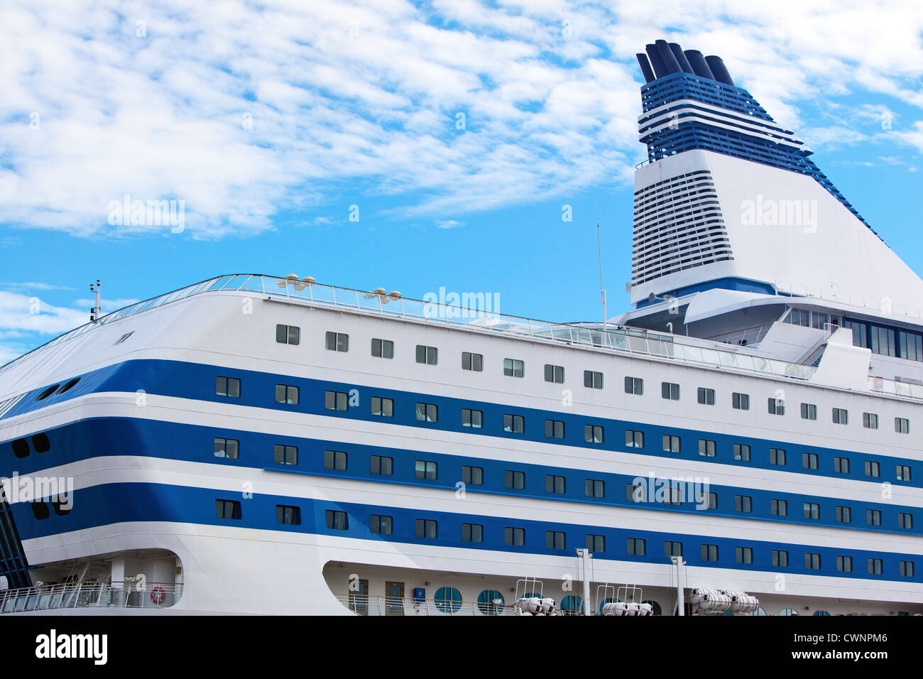 Grand bateau de croisière sur le fond de ciel. Banque D'Images