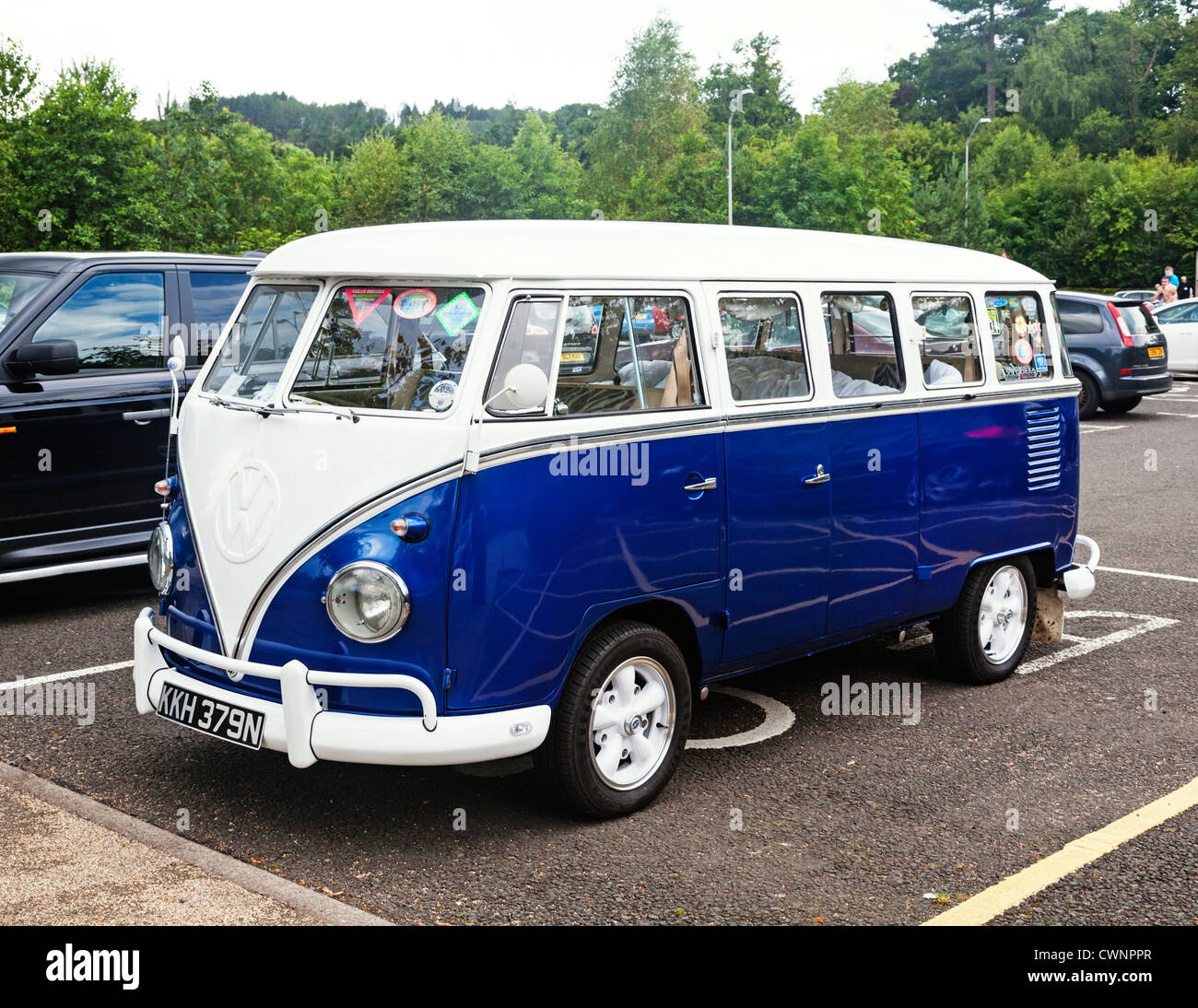 Un vieux classique bleu et blanc Volkswagen Kombi camping-van. Banque D'Images