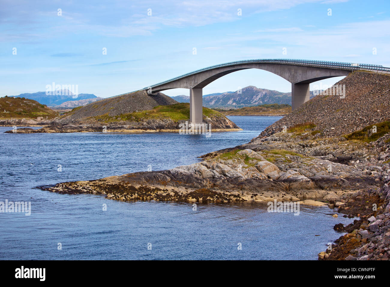 Pont moderne sur les îles en Norvège. Banque D'Images