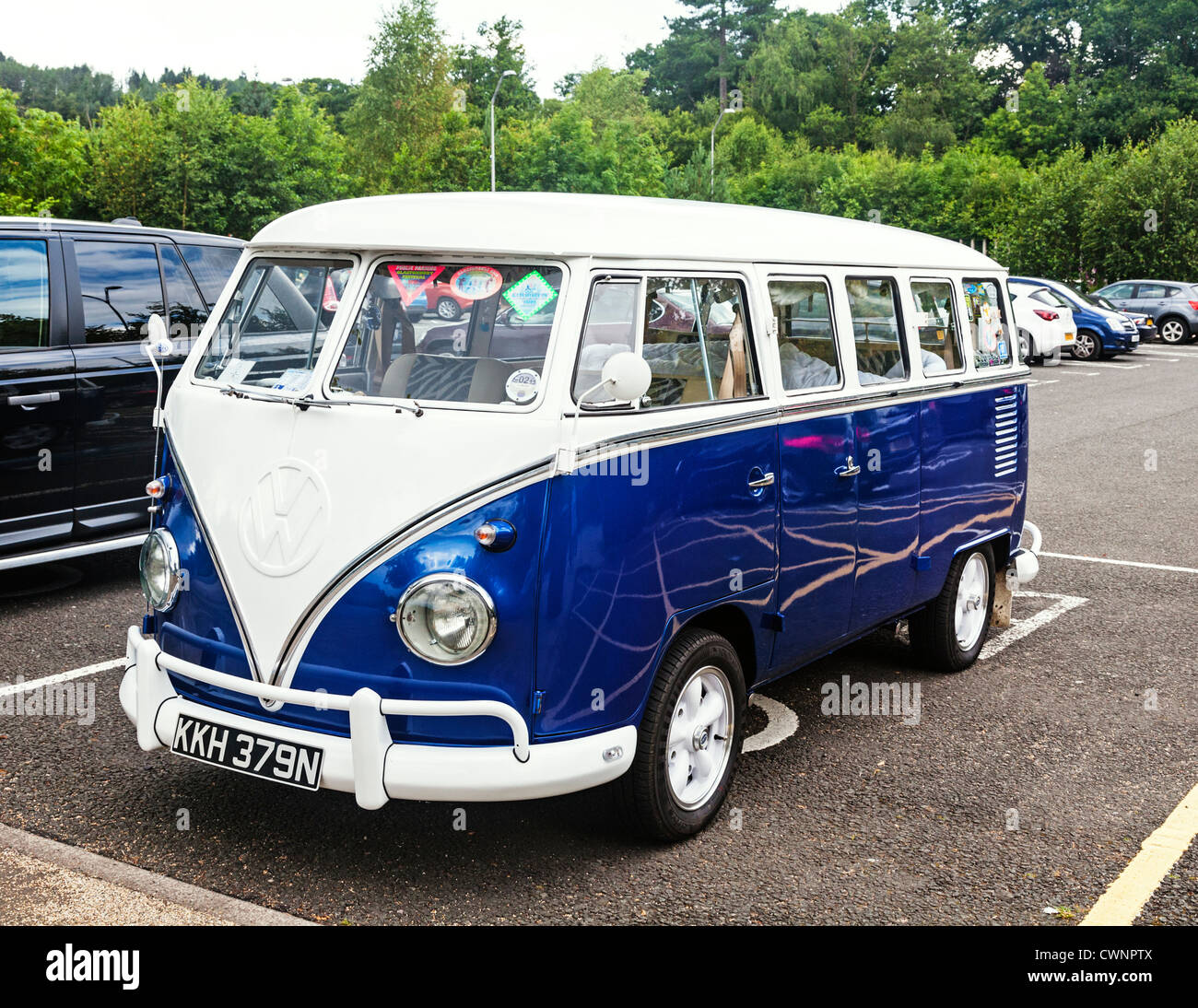 Un vieux classique bleu et blanc Volkswagen Kombi camping-van. Banque D'Images
